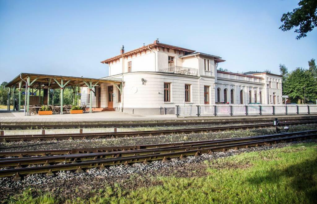 Nostalgischer Kaiserbahnhof Бад-Доберан Экстерьер фото
